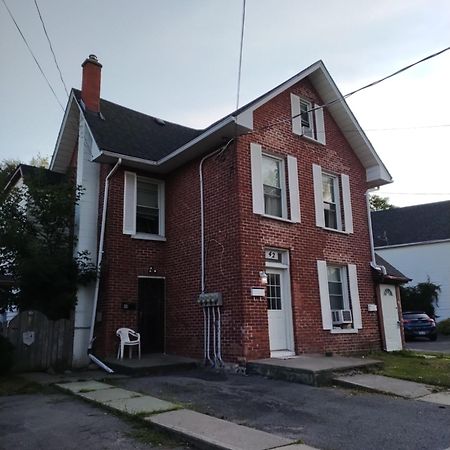 Cozy Downtown Two Bedrooms Free Parking Kingston Esterno foto