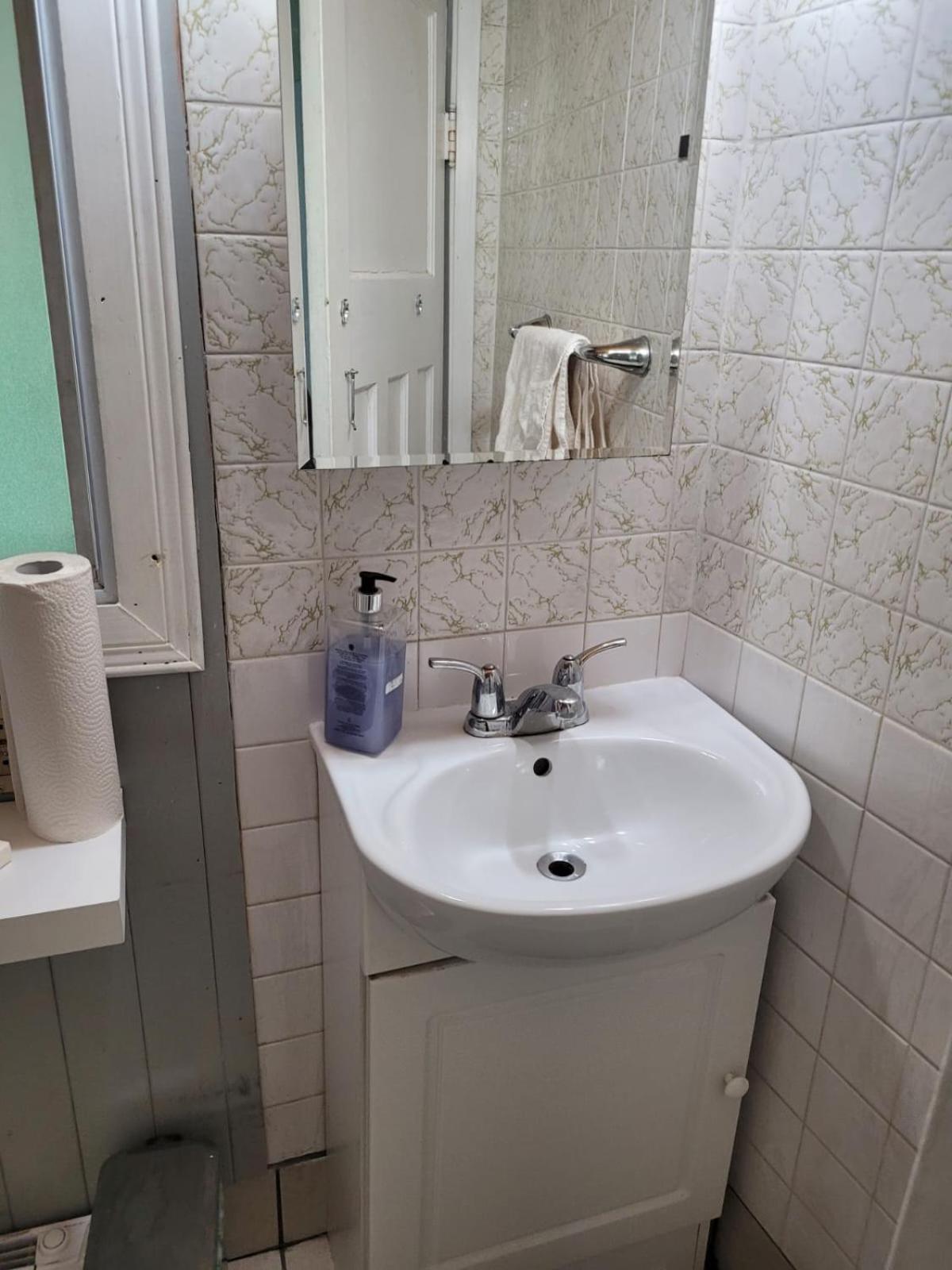 Cozy Downtown Two Bedrooms Free Parking Kingston Esterno foto