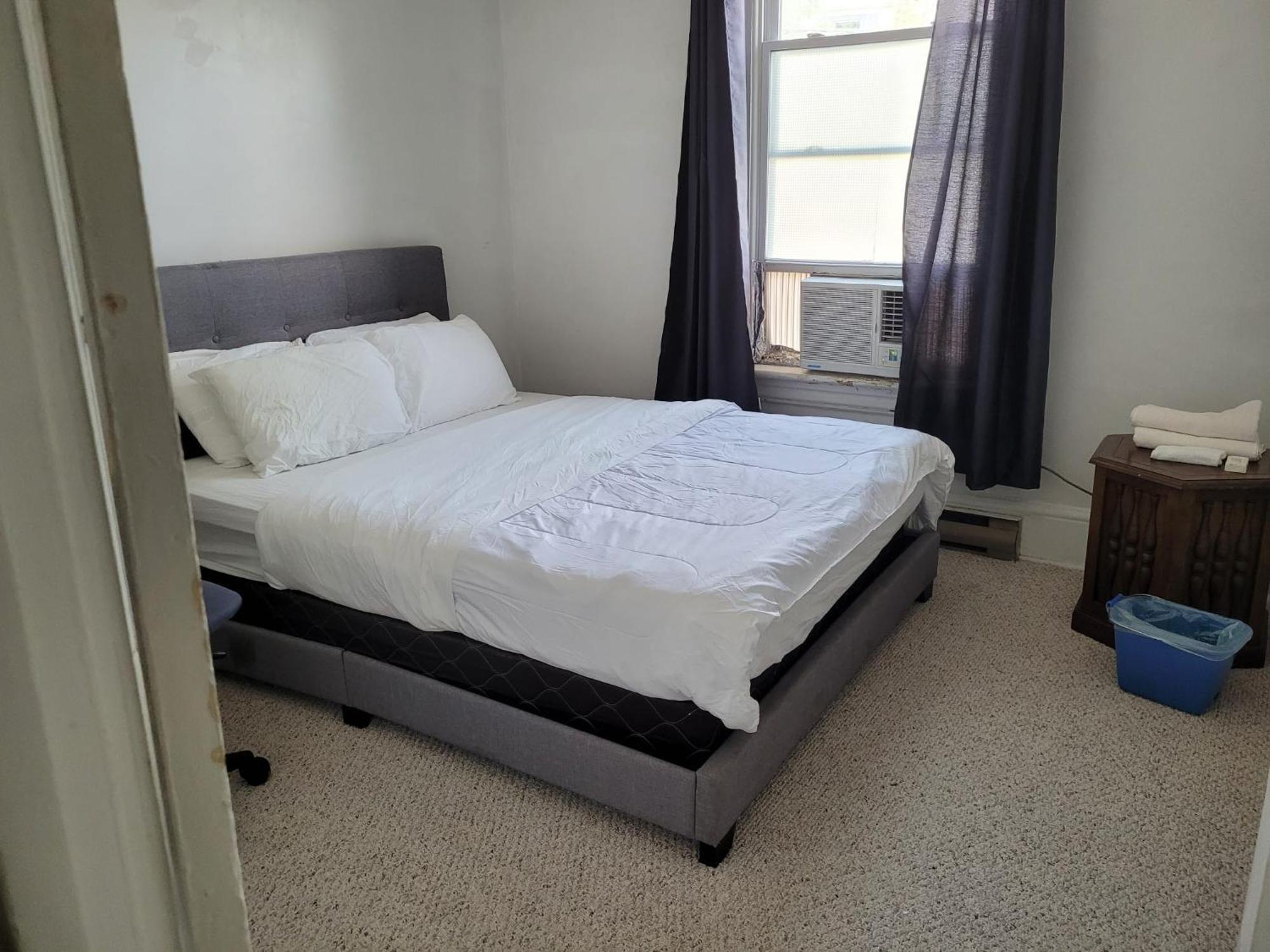 Cozy Downtown Two Bedrooms Free Parking Kingston Esterno foto